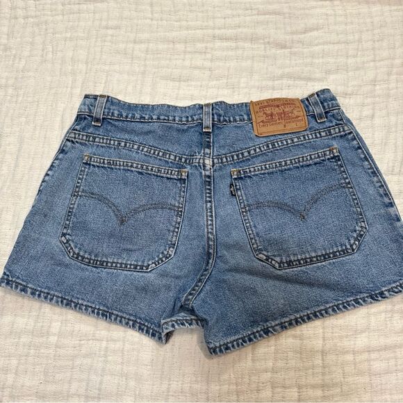 VTG Levis Shorts Womens 11 JR Blue Denim Retro 90s Mom Jean Jorts Black Tab - Picture 3 of 11